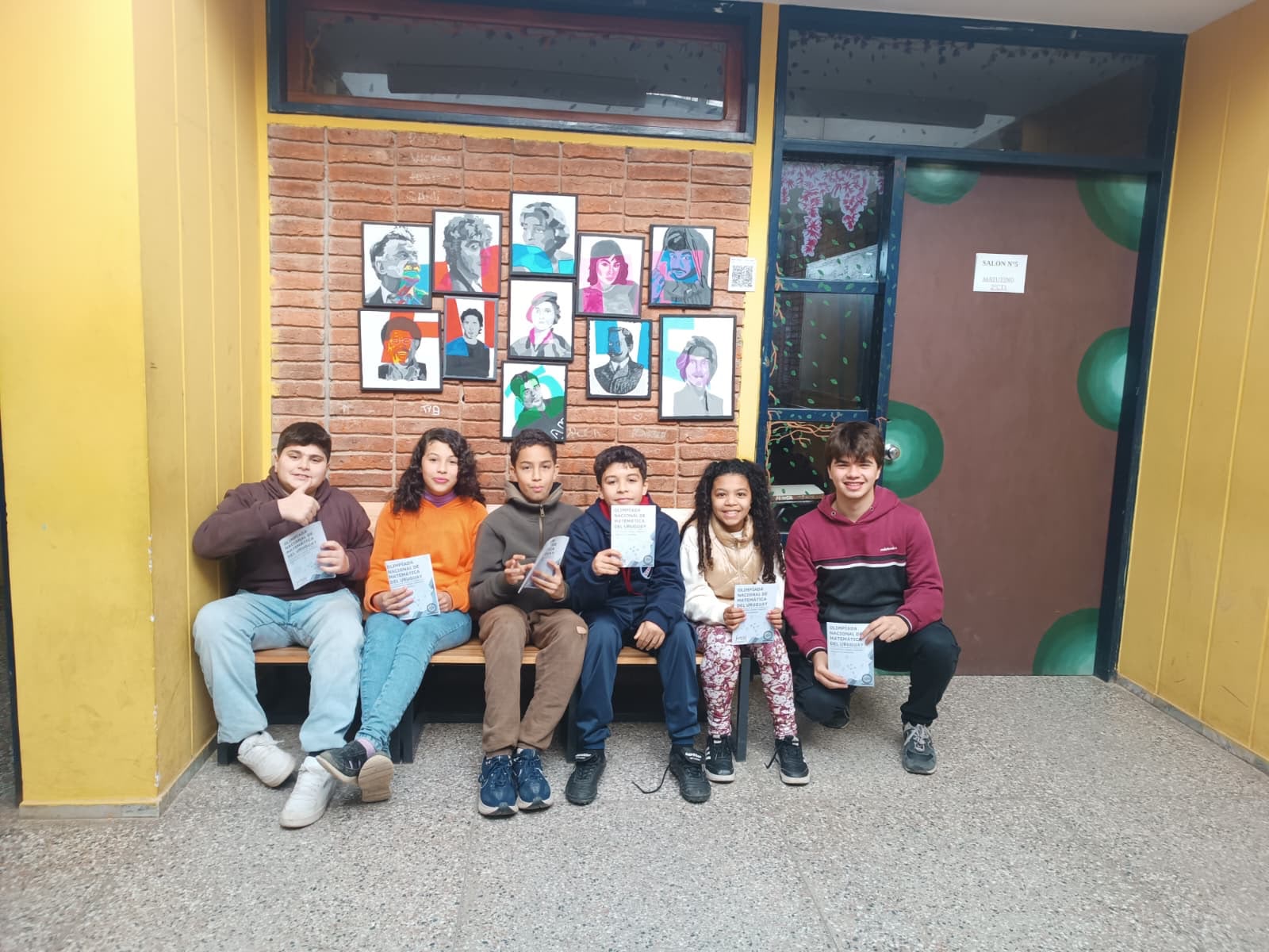 Grupo de estudiantes con materiales de la Olimpiada de Matemática